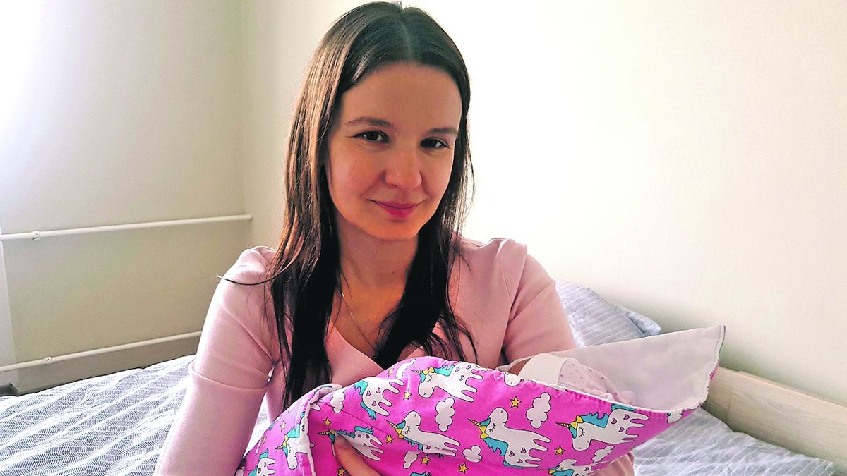 Rodící Irina se v Plzni sama odvezla autem do nemocnice